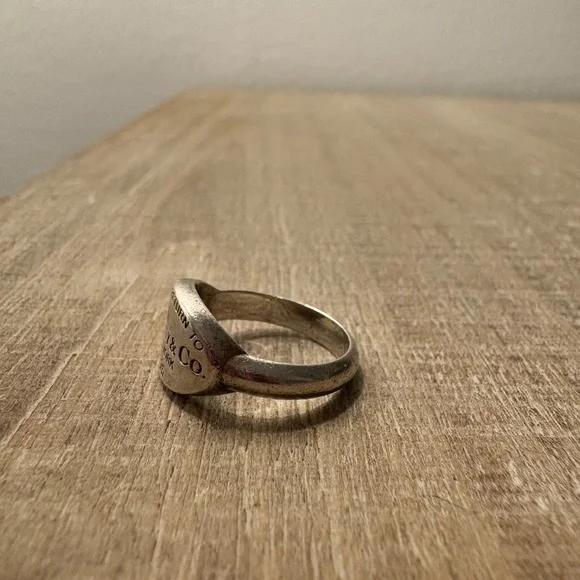 Tiffany & Co. Return to Tiffany Oval Signet Ring in Silver - Picture 3 of 9